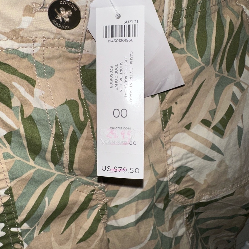 Chicos Shorts Women’s Green Floral Size 00 Flat Front Comfort Stretch Chino NWT - Picture 3 of 4